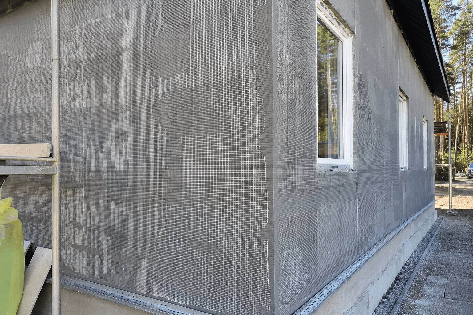 Fibreglass reinforcing mesh embedded in grey basecoat